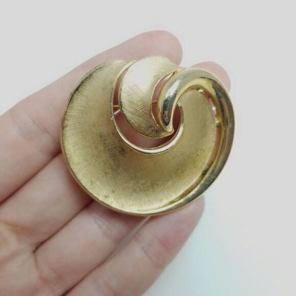 Vintage Crown Trifari Gold Tone Swirl Shape Brooch, Spiral, Retro Minimal Estate - Picture 1 of 7